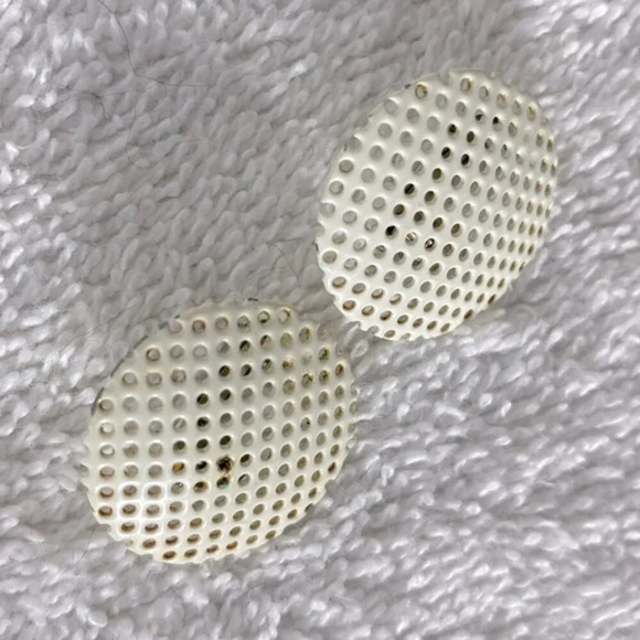 Vintage White Painted Metal Mesh Circles Clip On  Earrings - Picture 4 of 8